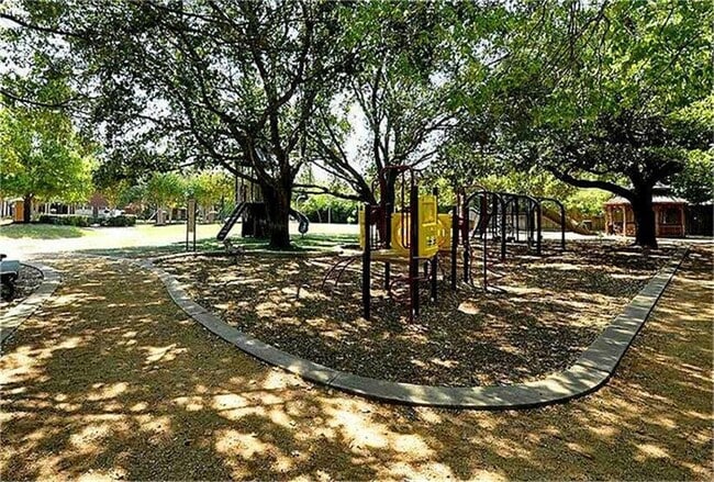 Building Photo - 2611 Tangley St