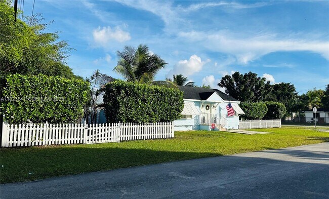 Building Photo - 3927 SW 64th Ave