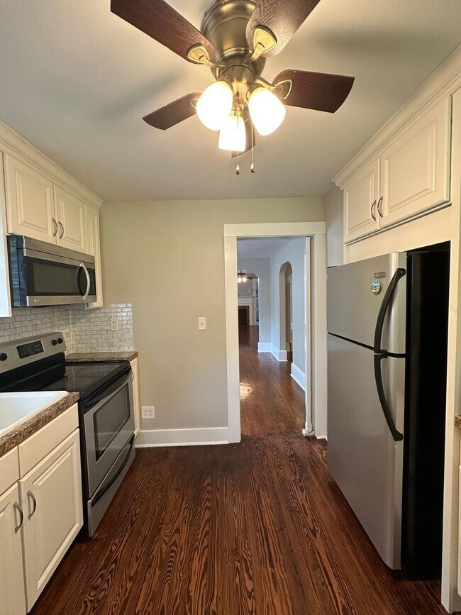 Building Photo - Modernized 3 bed 1 bath house