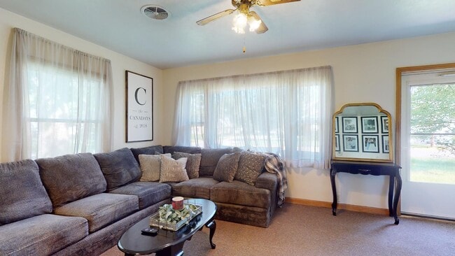 Building Photo - Home w/Yard & Garage