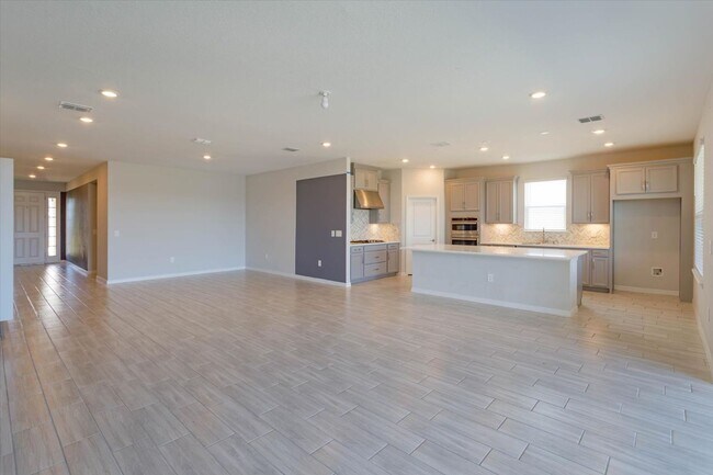 Building Photo - Beautiful 4bdr 3.5ba Home In Highland Ranc...