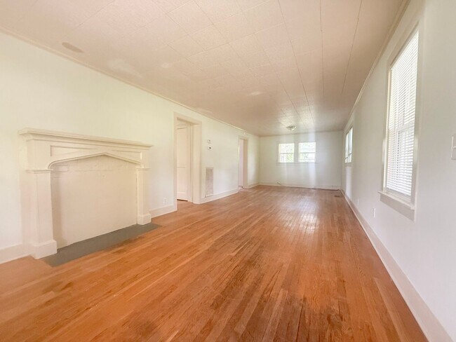 Building Photo - Charming 3-Bedroom Home in the Heart of Monterey with Large Yard & Garage