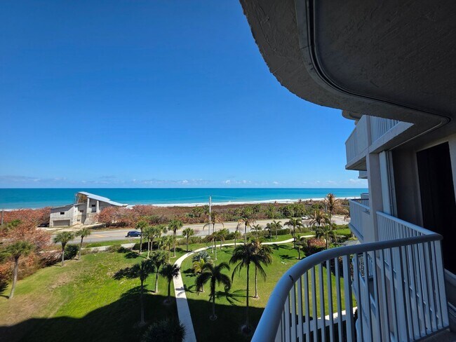 Building Photo - Beautiful Annual 7th floor Condo with Stunning Ocean Views 3/2