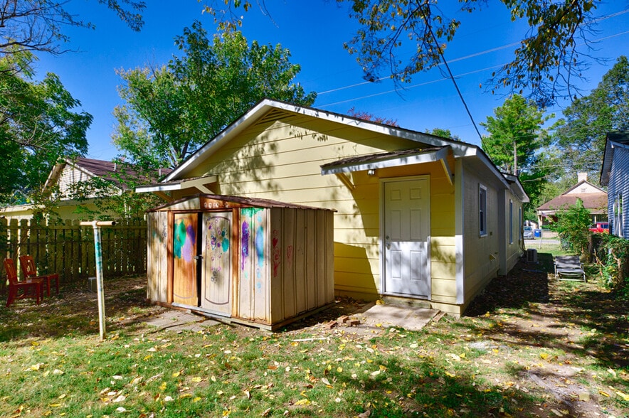 Building Photo - 512 Oshaughnessy Ave NE