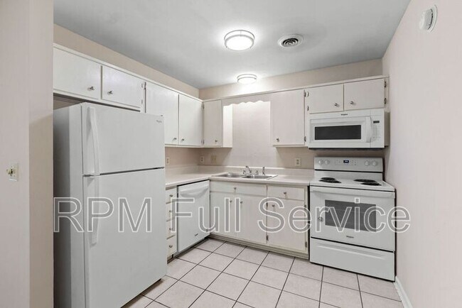 Building Photo - 135 Hicks Rd