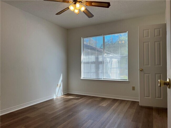 Building Photo - 132 Bayou Sara Ave