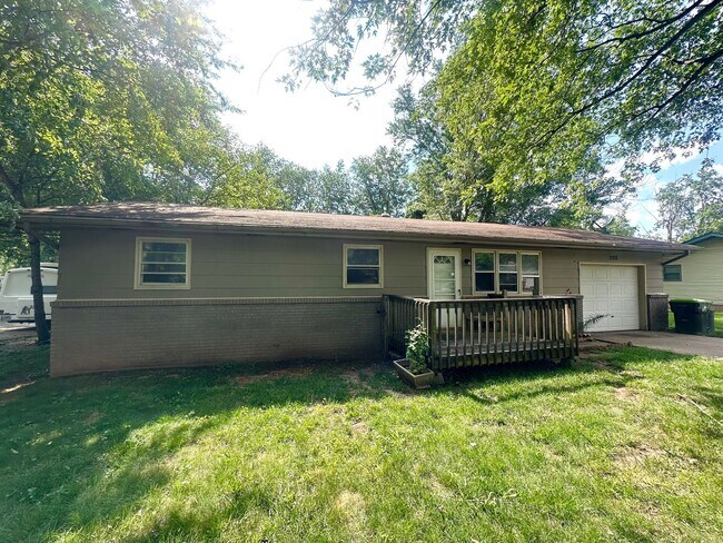 Building Photo - 3 Bedroom Home with Garage and Spacious Fenced Yard!