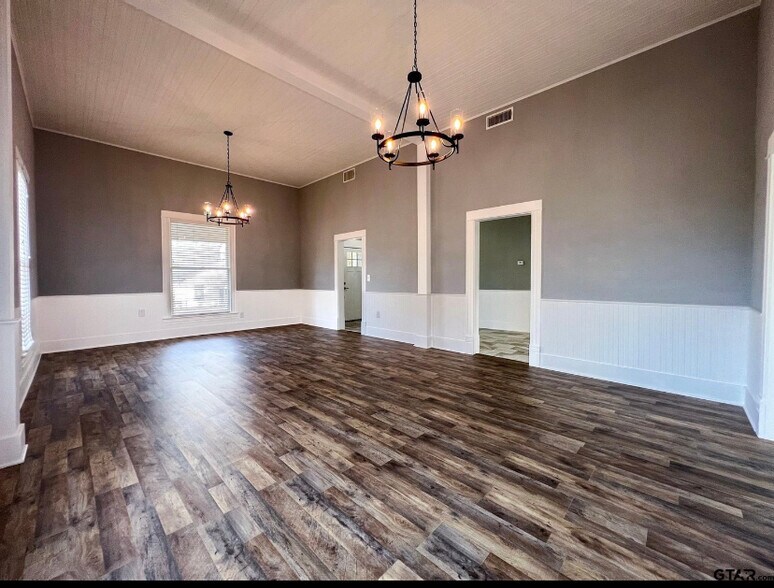 Living room - 622 Holbrook St