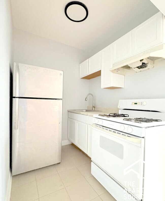 Building Photo - 6228 S Western Ave