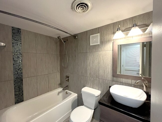 Building Photo - Great 1 bedroom, 1 bathroom condo in the heart of Green Hills!