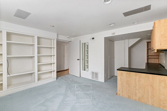 Building Photo - Sunny 4 BR home with lots of space!