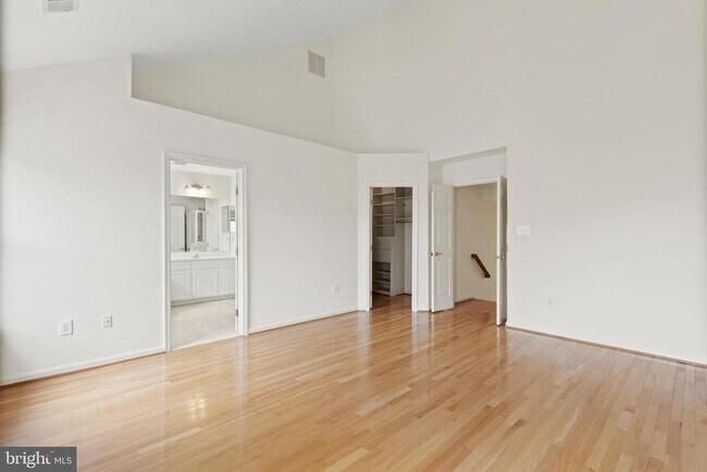 Building Photo - 11201 Woodglen Dr