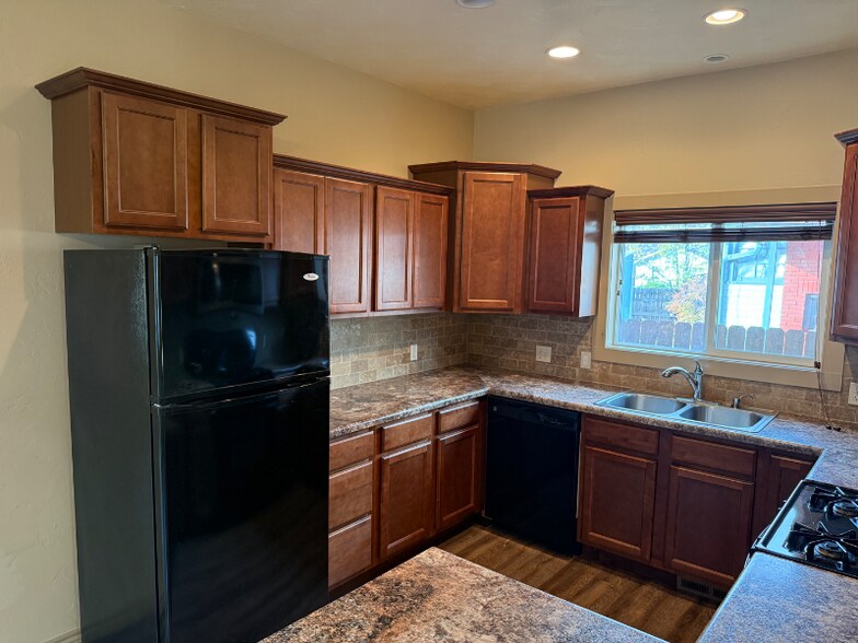 Building Photo - 619 Grand Ave