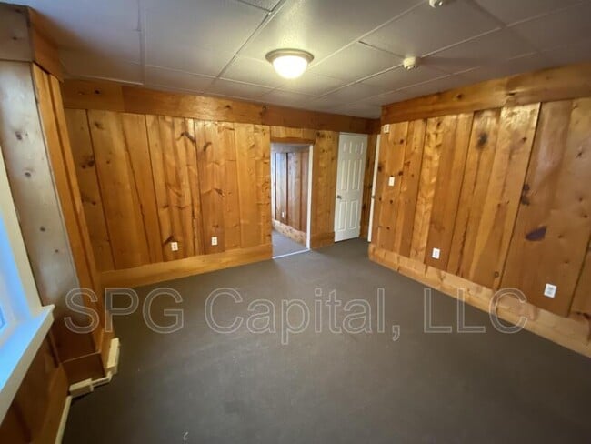 Building Photo - 233 W Jackson St