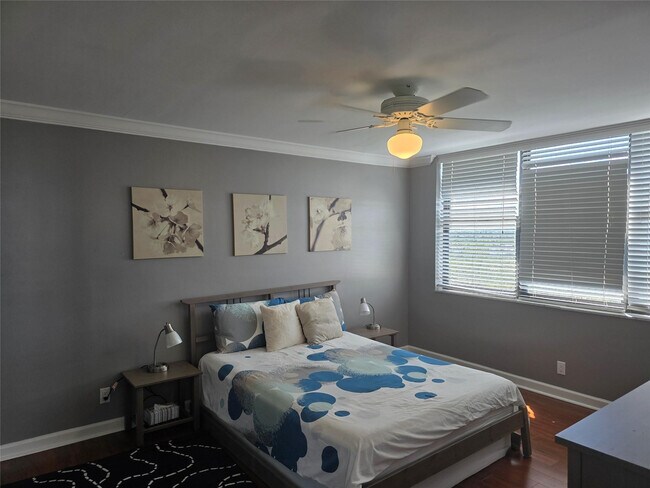 Building Photo - 1401 N Riverside Dr