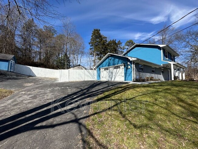 Building Photo - 300 Jefferson Ln