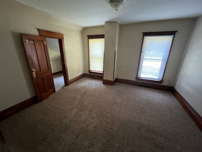 Building Photo - Large 4 bedroom house east of campus for A...