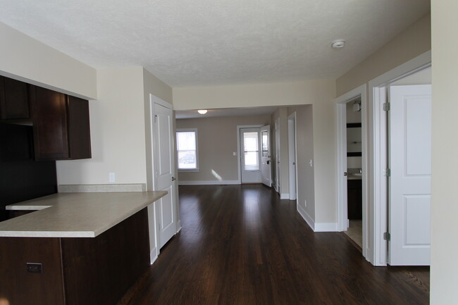 Building Photo - Large 3 bedroom with Open Floor Plan! Clos...