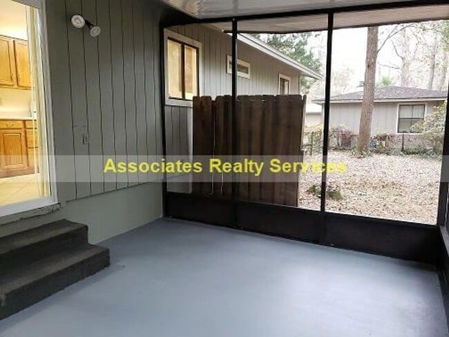 Building Photo - Sublease This Newly Renovated 2 bedroom wi...