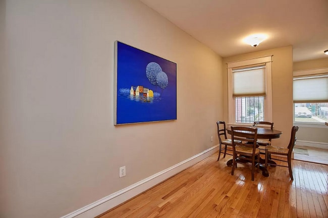 Building Photo - 3 level townhouse w 2br 2.5ba, parking spo...