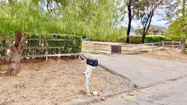 Building Photo - Nicely Updated Single-Story on quiet cul-de-sac Street just Minutes to Downtown Fallbrook!