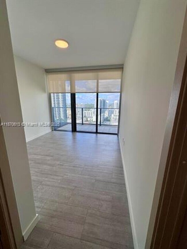 Building Photo - 1000 Brickell Plaza