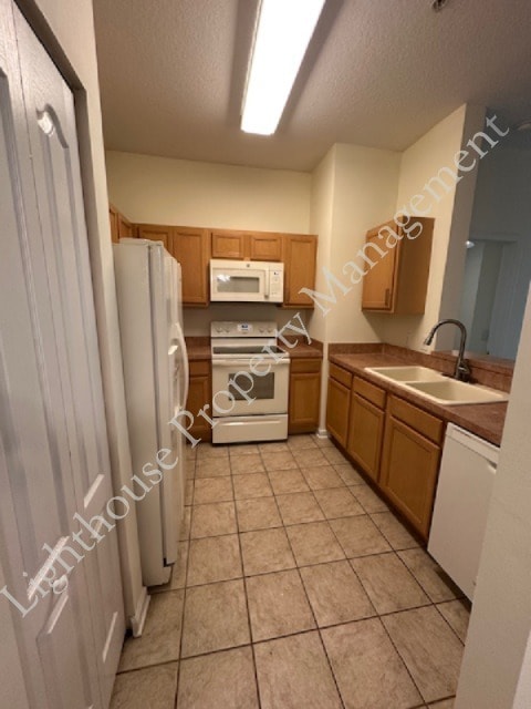 Building Photo - 2 Bedroom / 2 Bathroom Condo in Gated Community