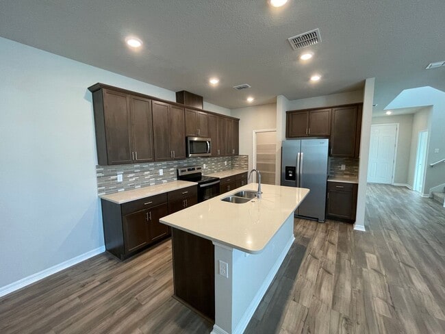 Building Photo - Spacious 3 Bedroom, 2.5 Bath Townhome in L...