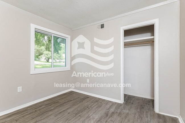 Building Photo - 422 Queen Marie Ln