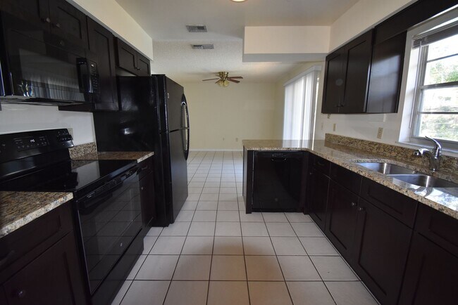 Building Photo - APOPKA: 3 bed/2 bath POOL HOME - AVAILABLE AUGUST 17th!