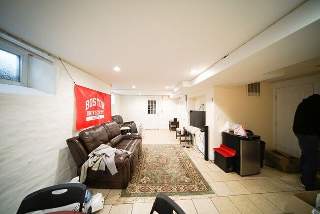 Building Photo - 5-bed, 2.5 bath Allston Apt Near the T!