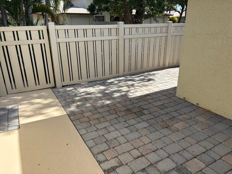 Building Photo - 3951 NE 17th Ave