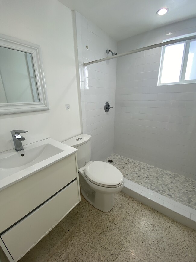 Full Bathroom - 1328 NW 4th St