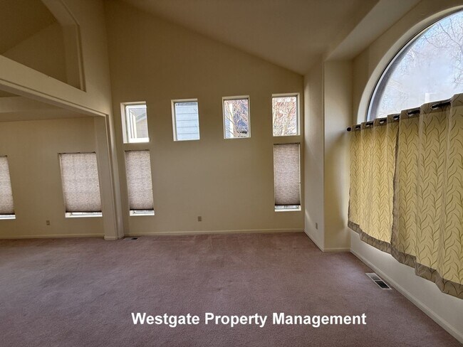 Building Photo - 545 Almanor St