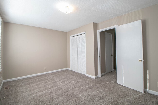 Building Photo - 812 Golf View Pl