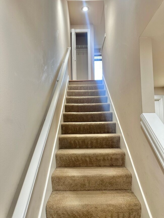 Building Photo - Beautiful 3 bed/2.5 bath townhome in North...