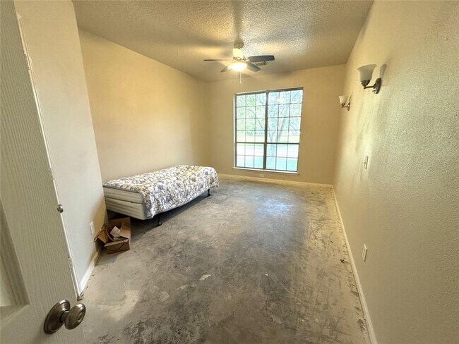Building Photo - 772 Riverside Dr