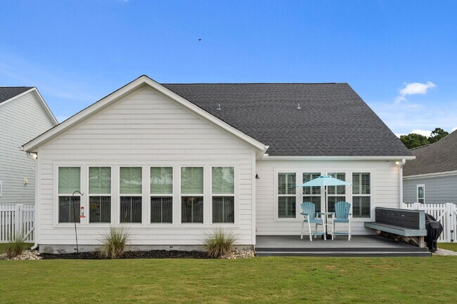 Building Photo - "Coastal Comfort Awaits: Spacious 3-Bed, 3-Bath Home in Holly Ridge!"