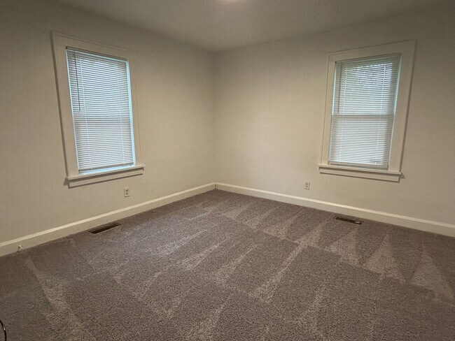 Building Photo - 2 Bedroom 1 Bath House W/ Large Front Porch