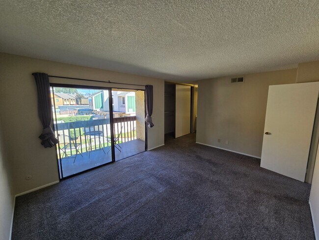Building Photo - Fantastic 4 Bed, 3 Bath condo!