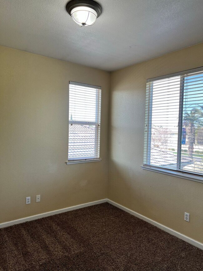Building Photo - Beautiful home in Reflections gated community