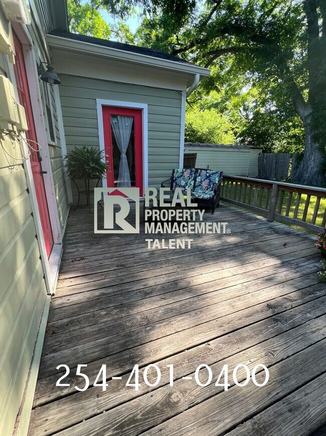 Building Photo - COMING SOON!!  This charming bungalow-styl...