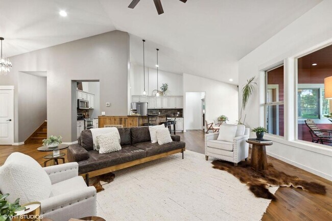 Building Photo - Stunning Columbia Falls Home w/horse pasture