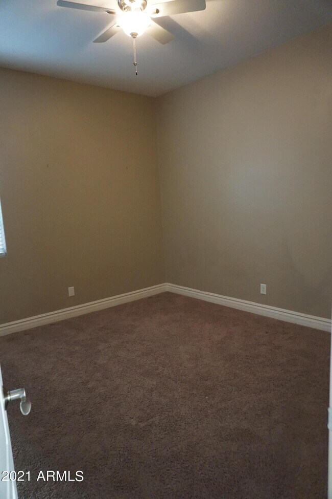 Building Photo - 4287 E Yellowstone Pl