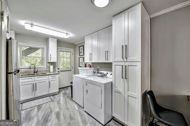 Building Photo - 2858 Rosehill St