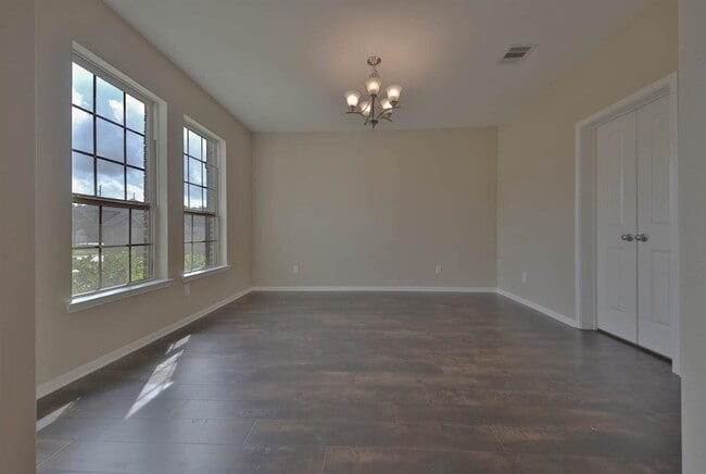 Building Photo - 2211 Dama Dr