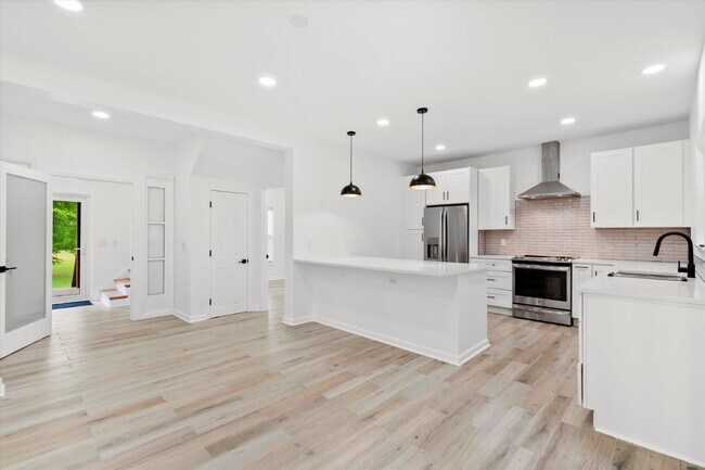 Building Photo - "Spacious 4-Bed Oasis with Guest Suite on Johns Island - Your Dream Home Awaits!"