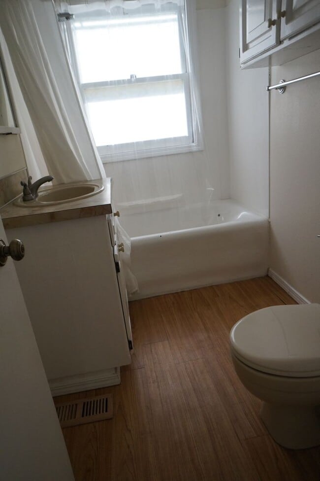 Building Photo - NE Portland 3 bedroom Rose City Park - APP...