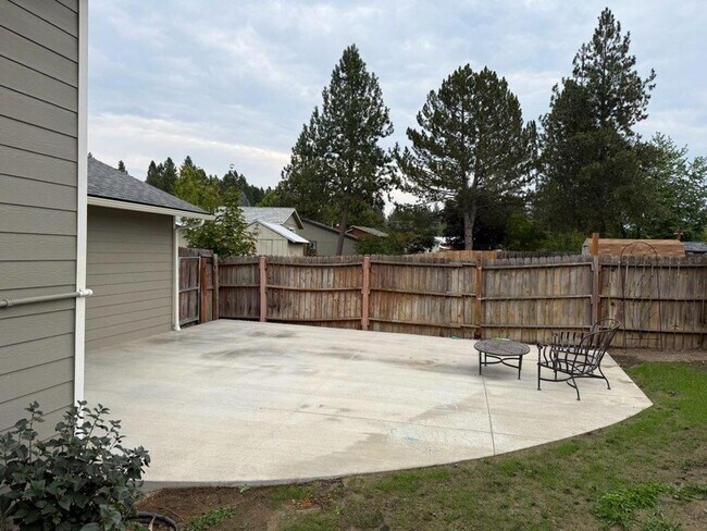 Building Photo - Updated 3 Bed 2 Bath Home With Brand New 2...