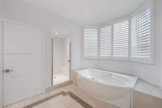 Building Photo - 300 South Pointe Dr